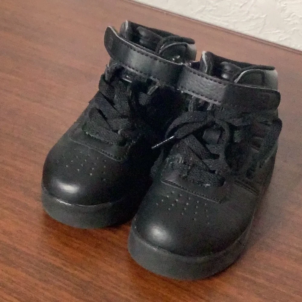 FILA - Sz 6 (baby) - high top sneakers - black - with laces & hook / loop